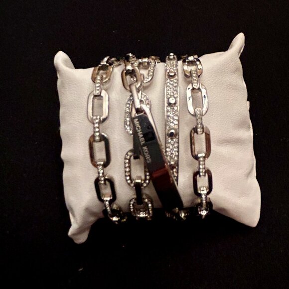 Gorgeous Micheal Kors Link Chains One Piece Bracelet. - Picture 1 of 15